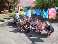 207 Kleidung mit Batik-Technik färben (3)