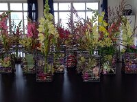 273 Deko-Metallgestell mit frischen Blumen