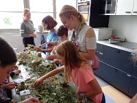 273 Deko-Metallgestell mit frischen Blumen (3)