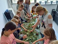 273 Deko-Metallgestell mit frischen Blumen (5)