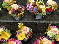 274 Sommerliches Blumengesteck im Korb (4)