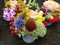 274 Sommerliches Blumengesteck im Korb