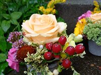 274 Sommerliches Blumengesteck im Korb (6)