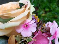 274 Sommerliches Blumengesteck im Korb (7)