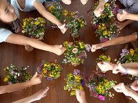 280 Weiden-Vase mit frischen Blumen (1)