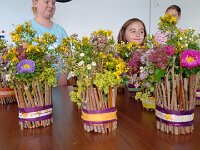 280 Weiden-Vase mit frischen Blumen