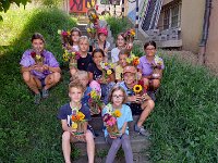 280 Weiden-Vase mit frischen Blumen (1)