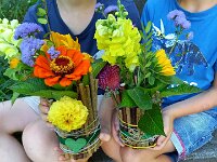 280 Weiden-Vase mit frischen Blumen (5)