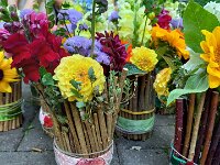 280 Weiden-Vase mit frischen Blumen